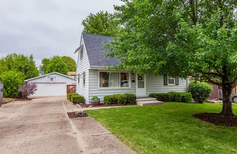 7019 Maryland Dr, Urbandale, IA 50322