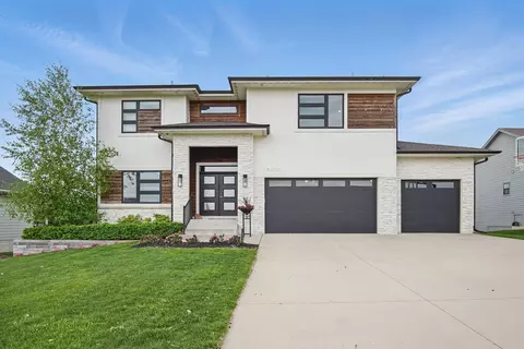 16202 Brookview Dr, Urbandale, IA 50323
