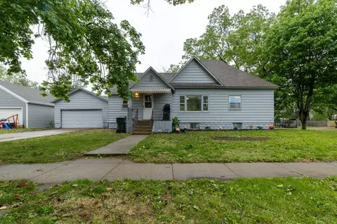 702 12th St S, Grand Junction, IA 50107