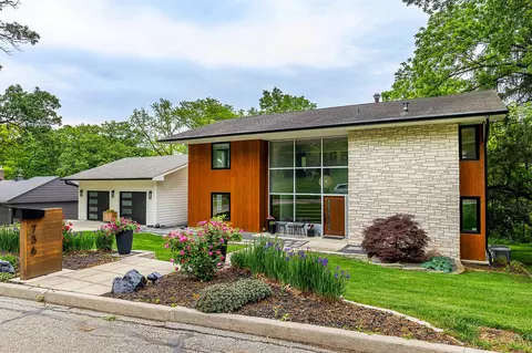 736 Foster Dr, Des Moines, IA 50312