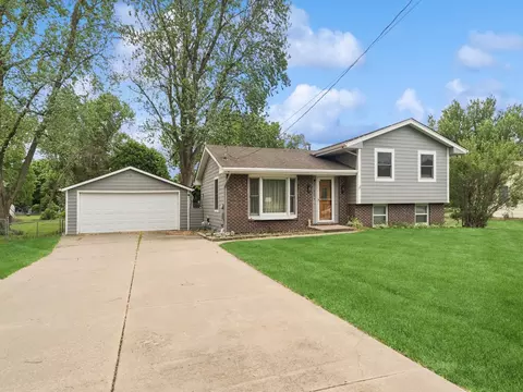 5180 NW 64th Pl, Johnston, IA 50131