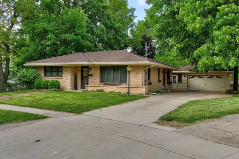 2700 Dosh Rd, Des Moines, IA 50310