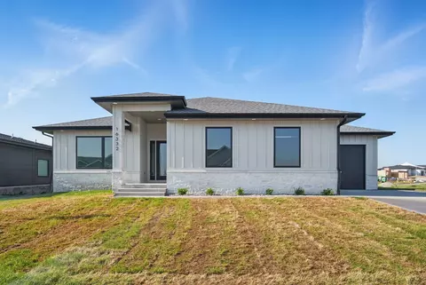 16332 Northpark Dr, Urbandale, IA 50323