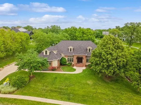5703 Chestnut Ln, West Des Moines, IA 50266
