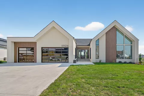 11924 NW Meadow Springs Dr, Johnston, IA 50131