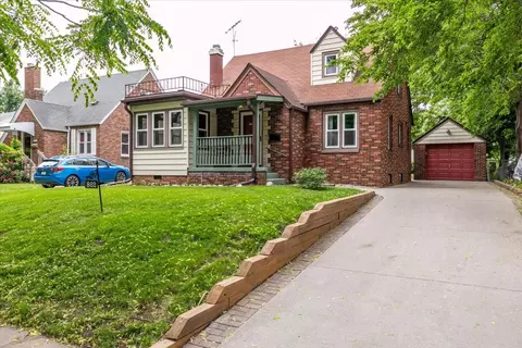 862 40th Pl, Des Moines, IA 50312