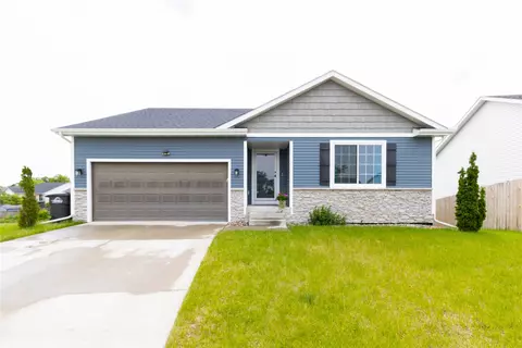 2357 Shadow Creek Cir, Des Moines, IA 50320