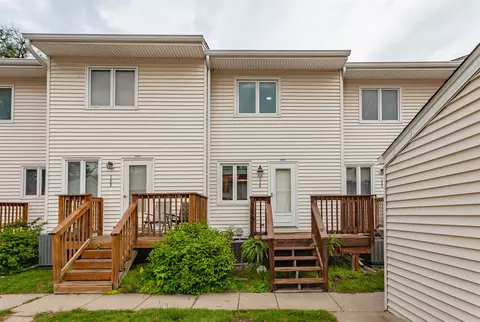 138 Holiday Cir #22, West Des Moines, IA 50265