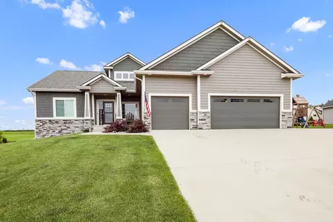 794 182nd Ave, Pella, IA 50219