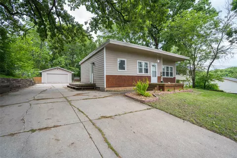 107 E Pleasant View Dr, Des Moines, IA 50315