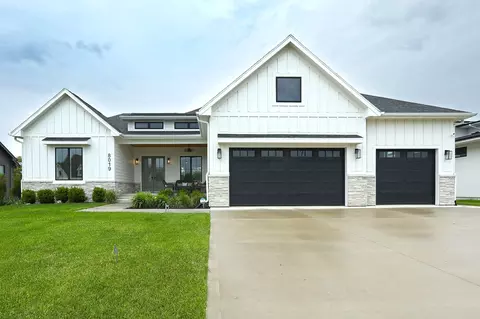 8019 NW 106th Ct, Johnston, IA 50131