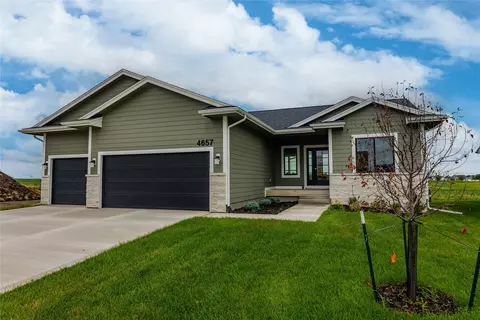 4657 177th St, Urbandale, IA 50323