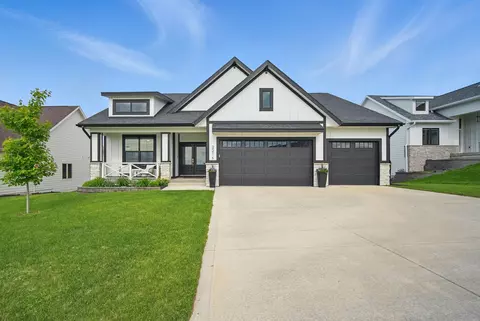 2216 Timberview Dr, Norwalk, IA 50211