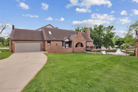 668 58th St #4, West Des Moines, IA 50266