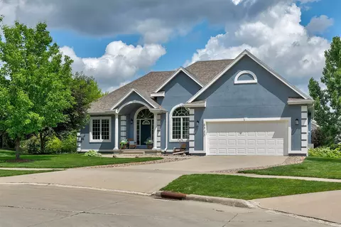 5920 NW 95th Ct, Johnston, IA 50131