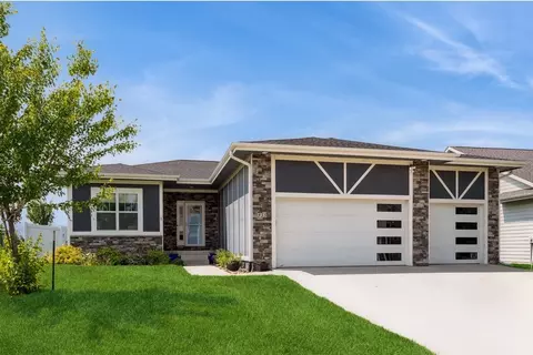 955 Spruce St, Waukee, IA 50263