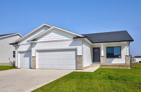 595 NW Compass Ave, Waukee, IA 50263