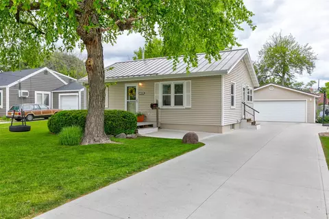 7103 Oliver Smith Dr, Urbandale, IA 50322