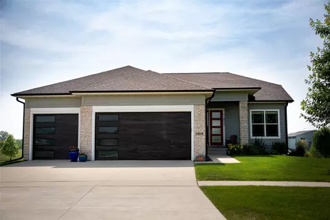 7809 NW 96th St, Johnston, IA 50131