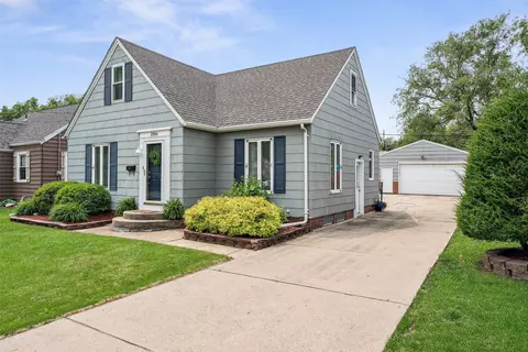 2504 47th St, Des Moines, IA 50310
