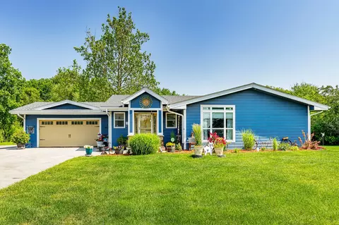 6912 SE Vandalia Dr, Pleasant Hill, IA 50327