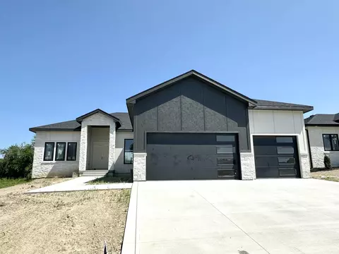 14505 Persimmon Dr, Urbandale, IA 50323