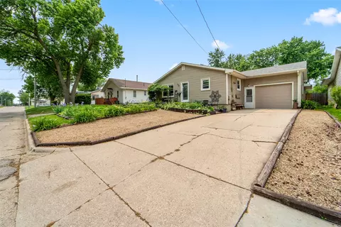 327 E 11th St S, Newton, IA 50208