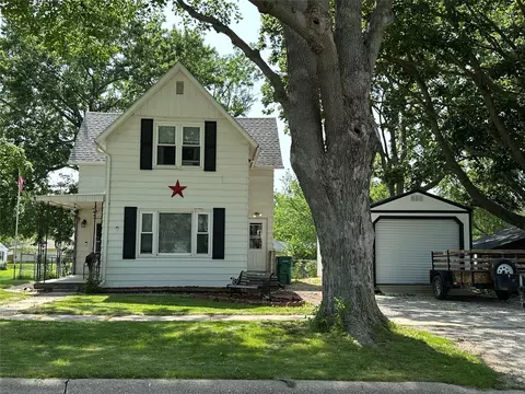 702 N 2nd Ave, Winterset, IA 50273