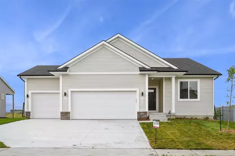 214 Cedar Dr, Gilbert, IA 50105