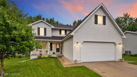 1105 E Henderson Pl, Indianola, IA 50125