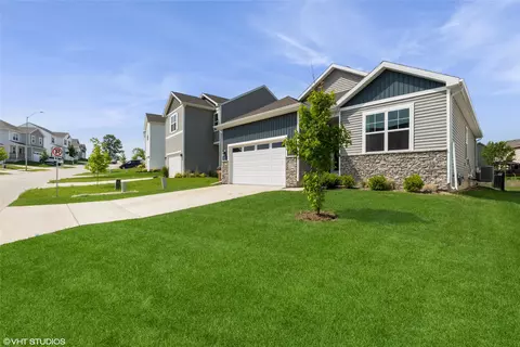 1235 Meadow View Dr, Carlisle, IA 50047