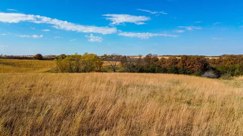 1 Hogback Bridge Rd, Earlham, IA 50072