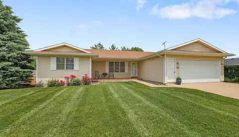 102 Jackson St, Pella, IA 50219