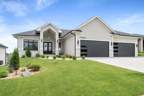 17594 Townsend Dr, Clive, IA 50325