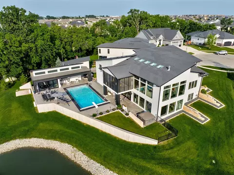 960 NE Fox Valley Ct, Waukee, IA 50263