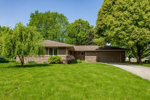 4516 77th St, Urbandale, IA 50322