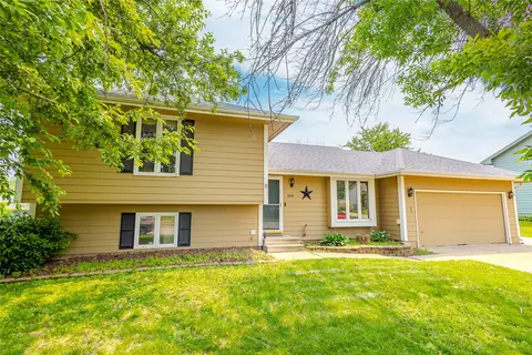 109 NW Maplewood Dr, Grimes, IA 50111