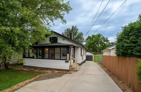 207 W 10th St S, Newton, IA 50208