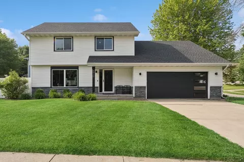 8910 Iltis Dr, Urbandale, IA 50322
