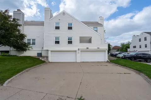 5253 Dakota Dr, West Des Moines, IA 50265