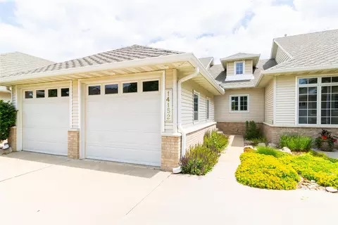 14152 Pinnacle Pointe Dr, Clive, IA 50325