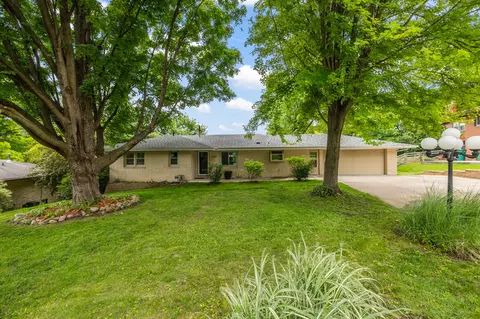 6730 NW Timberline Dr, Des Moines, IA 50313