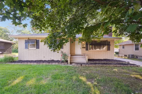 2515 Glenbrook Dr, Des Moines, IA 50316