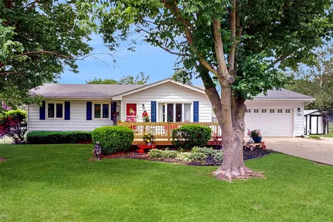 202 Oak Ave NE, Mitchellville, IA 50169