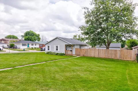 911 E 1st Ave, Indianola, IA 50125