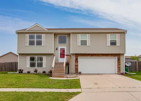 220 Tailfeather Dr NW, Bondurant, IA 50035