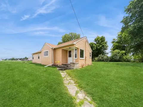 1213 N 15th Ave E, Newton, IA 50208