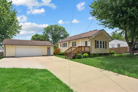 2519 E Madison Ave, Des Moines, IA 50317