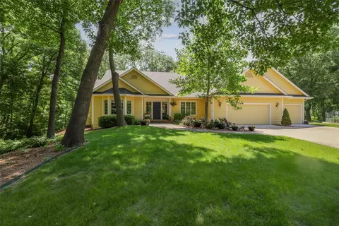 4210 Beaver Hills Dr, Des Moines, IA 50310