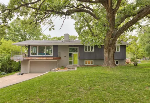 6771 College Ave, Windsor Heights, IA 50324